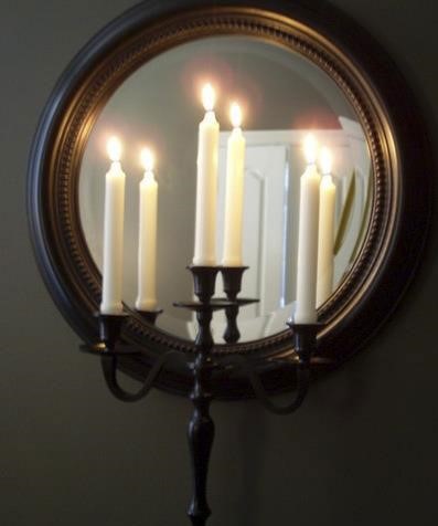 شمع روشن رو به روی آیینه